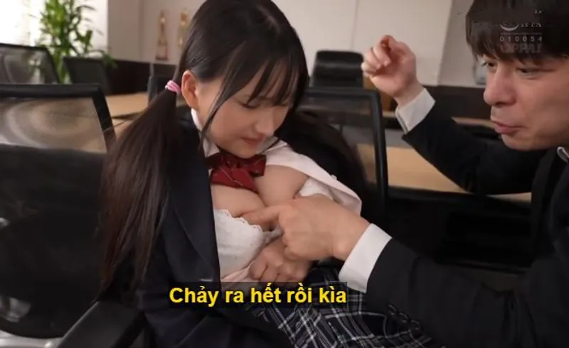 Trong suốt 3 năm, thầy giáo rèn luyện cô học trò ngực khủng thành “cái bình đựng tinh”.